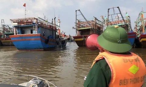 Quảng Bình sẵn sàng đối phó với đường đi nguy hiểm của bão số 13